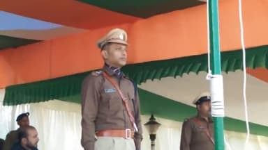 चंदवारा: पुलिस कप्तान कुमार गौरव ने गणतंत्र दिवस के अवसर पर चंदवारा पुलिस केंद्र में फहराया तिरंगा झंडा