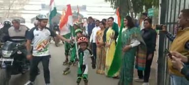 मेदिनीनगर (डालटनगंज): मेदिनीनगर समाहरणालय से गणतंत्र दिवस के अवसर पर स्केटिंग खिलाड़ियों को मेयर अरुणा ने हरी झंडी दिखाकर किया रवाना