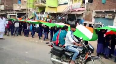 करपी: किंजर में गणतंत्र दिवस के मौके पर लिटिल फ्लावर विद्यालय एवं ऑक्सफोर्ड विद्यालय के द्वारा निकाली  तिरंगा यात्रा।