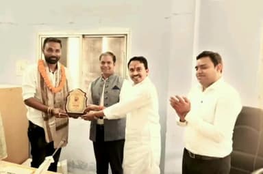 आरंग: जनपद अध्यक्ष खिलेश देवांगन ने आरंग में अधिकारी व कर्मचारियों को किया सम्मानित