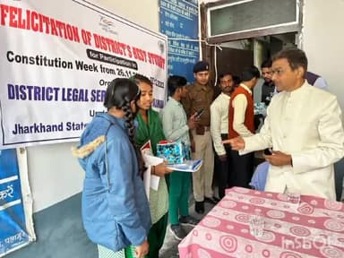 मेदिनीनगर (डालटनगंज): संविधान सप्ताह के तहत बेहतर प्रदर्शन करने वाले विद्यार्थियों को व्यवहार न्यायालय परिसर में PDJ ने किया पुरस्कृत