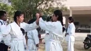 हज़ारीबाग: कराटे ग्रेडिंग परीक्षा में हजारीबाग की 7 लड़कियां हुईं सफल
