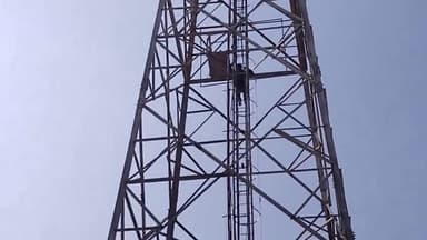 इसराना: एक घंटे के बाद पुलिस व बीडीपीओ कार्यालय से पहुंचे क्लर्क के आश्वासन के बाद इसराना टावर से उतरे सरपंच पति नीरज