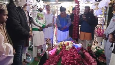 शाजापुर: ट्रैफिक पॉइंट के समीप खिरनी वाले बाबा की दरगाह पर चढ़ाई गई चादर, लंगर का किया गया आयोजन