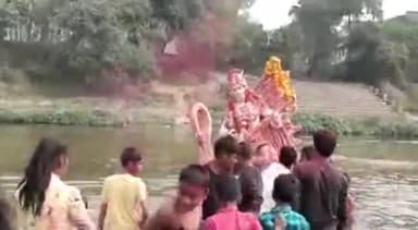 करपी: किंजर लिटिल फ्लावर स्कूल के छात्र-छात्राओं ने पुनपुन नदी में मां सरस्वती की प्रतिमा को किया विसर्जित