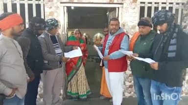 आगरा: आगरा के ईदगाह स्टेशन पर बने प्राचीन शिव मंदिर को तोड़नें के विरोध में हिंदूवादियों ने रेलवे के खिलाफ की नारेबाज़ी।