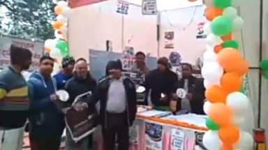 ज्ञानपुर: ज्ञानपुर जिला कारागार के सामने डायल यूपी 112 नंबर के प्रचार हेतु आयोजित स्टाल का एडिशनल एसपी राजेश भारती ने किया शुभारंभ