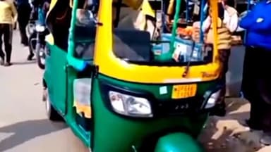 ज्ञानपुर: नथईपुर तिराहे पर ऑटो और बाइक की भिड़ंत में पलटी ऑटो, 5 लोग घायल