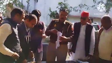 सैफई: सपा प्रमुख अखिलेश यादव के खिलाफ फेसबुक पेज पर अपमानजनक कमेंट करने पर सपा कार्यकर्ताओं ने सैफई थाने में दी तहरीर।