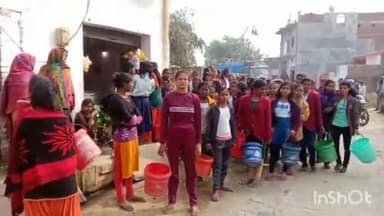 रॉबर्ट्सगंज: राजकीय आश्रम पद्धति विद्यालय की छात्राओं ने खाली बाल्टी लेकर रोड पर किया प्रदर्शन, समाज कल्याण अधिकारी मौके पर पहुंचे