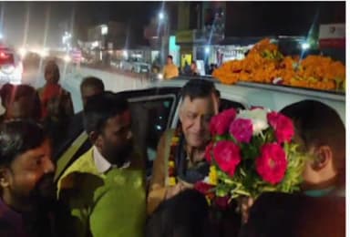 मेजा: मेजा में माल्यार्पण कर भाजपाइयों ने विधानसभा अध्यक्ष सतीश महाना का किया जोरदार स्वागत