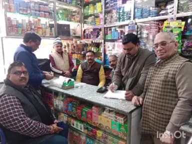 मुज़फ्फरनगर: हनुमान चौक के पास खाद्य सुरक्षा एवं औषधि विभाग के अधिकारियों ने जनपद में विक्रय हो रहे खाद्य पदार्थों का निरीक्षण किया