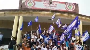 रॉबर्ट्सगंज: कलेक्ट्रेट में भीम आर्मी व आजाद समाज पार्टी के सदस्यों ने राष्ट्रीय अध्यक्ष की सुरक्षा की मांग को लेकर प्रदर्शन किया।