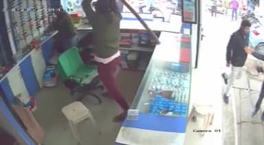 टीकमगढ़: लक्ष्मी टॉकीज के पास हुई मारपीट का सोशल मीडिया पर वायरल हुआ वीडियो