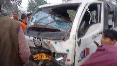 अमृतपुर: ईंट भट्ठा मोहद्दीपुर के सामने सवारियों से भरी टाटा मैजिक पलटी, 6 लोग हुए घायल