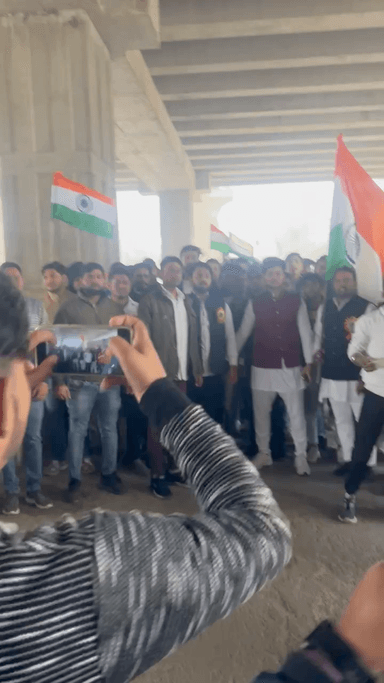 छोटे भाई हर्ष की दैनिक जागरण चौराहा दिल्ली रोड से परतापुर तक निकलने वाली तिरंगा यात्रा में पहुंचकर राष्ट्रगान करने के बाद हरी झंडी दिखाकर रवाना किया ।