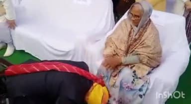 ग्वालियर गिर्द: एसएएफ ग्राउंड में झंडा वंदन करने के बाद ऊर्जा मंत्री हुए भावुक, माता के पैर में माथा रखने का वीडियो हुआ वायरल