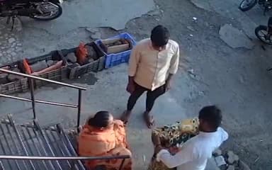 રાજકોટ પશ્ચિમ: પારેવડી ચોક નજીકથી વૃદ્ધા પાસેથી થયેલ સોનાના બુટીયાની ચોરીના CCTV ફૂટેજ સામે આવ્યા