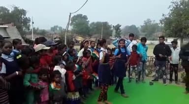 गोटेगांव समीप शासकीय  एकीकृत   माध्यमिक शाला  पुरा मैं गणतंत्र दिवस के शुभअवसर पर पहली बार गांव में कोई जनप्रतिनिधि राष्ट्रीय त्योहार के शुभ अवसर पहुंचने ग्रामीणों में हर्ष एवं ख़ुशी का वातावरण ग्राम पंचायत सिलारी सरपंच तोडल पटेल