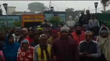 बस्ती: पिछले 8 माह से वेतन न मिलने से नाराज बस्ती नगर पालिका के आउट सोर्सिंग कर्मचारियों ने परिसर में दिया धरना