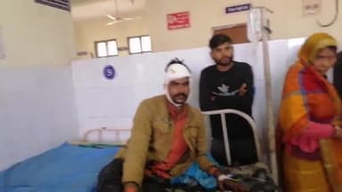 बड़ागांव धसान: वर्मा ताल गांव में एक व्यक्ति के साथ दो लोगों ने की मारपीट, परिजनों ने जिला अस्पताल में कराया भर्ती