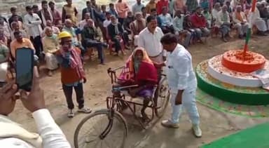 करपी: पुरैनिया पंचायत सरकार भवन के प्रांगण में मुखिया ने 60 लोगों के बीच कंबल का किया वितरण व मनरेगा मजदूरों को किया सम्मानित