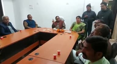 जहानाबाद: सर्किट हाउस पहुंचे बिहार विधान परिषद के पूर्व सभापति अवधेश नारायण सिंह, लोगों से की बातचीत