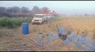 अलवर: तुराना गांव में सरस डेयरी चेयरमैन व खाद्य निरीक्षक टीम ने छापेमारी की दौरान घास के नीचे से 9 लाख रुपए का सोर्बिटोल पकड़ा