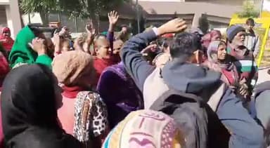 पंचकूला: बीपीएल कार्ड काटे जाने के विरोध में खड़क मंगोली के लोगों ने सेक्टर-1 में किया प्रदर्शन, उपायुक्त के नाम सौंपा ज्ञापन