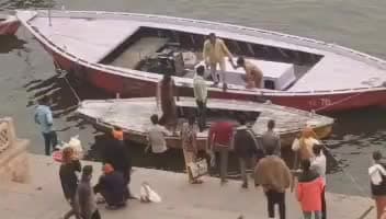 मीरघाट पर डूब रहे दर्शनार्थी को स्थानीय मल्लाहों ने बचाया
