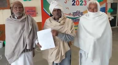 शामली: डीएम दफ्तर पहुंच किसानों ने दबंग पर लगाया गांव कमालपुर में मकान का निर्माण कर रास्ता बंद करने का आरोप