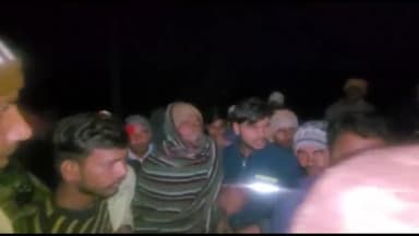 हसनपुर: साथलपुर के ग्रामीणों ने गौशाला में दूसरे गांव के लोगों द्वारा गोवंश पशुओं को छोड़ने पर किया हंगामा, डॉक्टर पर लगाया आरोप