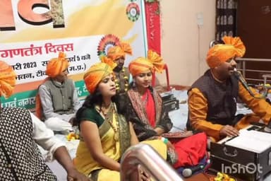 टीकमगढ़: उत्सव भवन में विकास कार्यों की प्रदर्शनी के साथ-साथ बुंदेली कार्यक्रम का हुआ आयोजन