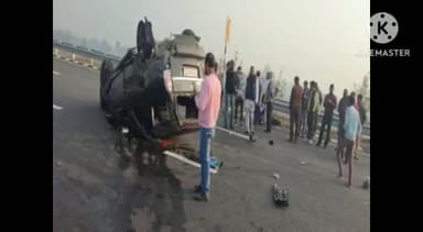 सुल्तानपुर: पूर्वांचल एक्सप्रेस वे पर टायर फटने से पलटी सफारी गाड़ी तथा ट्रक ने एक कार में पीछे से मारी टक्कर, 6 लोग हुये घायल