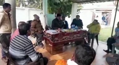 नवाबगंज: गुलरिहा गांव में खंड विकास अधिकारी सुभाष चंद्र ने चौपाल लगाकर ग्रामीणों की सुनी समस्याएं