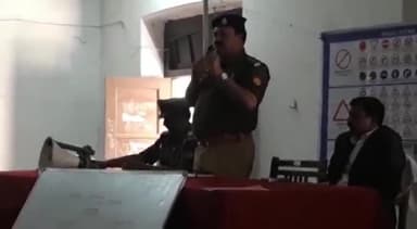 रायबरेली: राजकीय इंटर कॉलेज में यातायात पुलिस ने विद्यार्थियों व शिक्षकों को यातायात नियमों के प्रति किया जागरूक