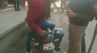 भदोही: सड़क सुरक्षा माह के दृष्टिगत यातायात प्रभारी ने शनिवार को लोगों को किया जागरूक,विभिन्न स्थानों से182 वाहनों का हुआ चालान