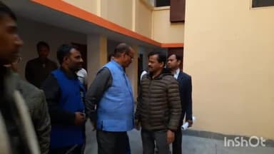 आगरा: जीवनी मंडी स्थित आश्रय स्थल में रह रहे रेस्क्यू कर बचाए गए लोगों से बसपा नेताओं ने की मुलाकात