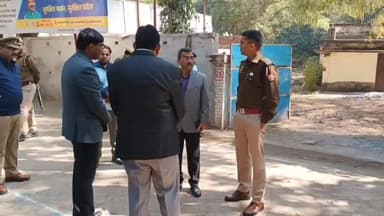 हमीरपुर: हमीरपुर में जिलाधिकारी व पुलिस अधीक्षक ने आगामी विधान परिषद सदस्य के निर्वाचन के दृष्टिगत मतदान स्थलों का किया निरीक्षण
