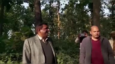 गोंडा: टिकरी जंगल में अज्ञात व्यक्ति ने फोन पर लकड़ी काटे जाने की दी सूचना, टीम के साथ टिकरी जंगल पहुंचे डीएफओ पंकज शुक्ल