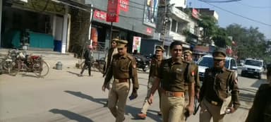 भदोही: शनिवार को कस्बा भदोही में एसपी ने किया पैदल गस्त ,दिलाया लोगों को सुरक्षा का भरोसा