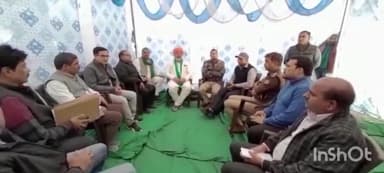 मुज़फ्फरनगर: जीआईसी ग्राउंड में किसान धरना स्थल पर चौधरी राकेश टिकैत के पास पहुंचे पुलिस व प्रशासनिक अधिकारीगण