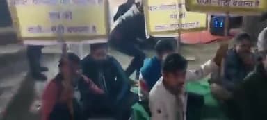 इंदौर/स्कीम 140 में IDA की जमीन पर ठेला लगाने वालों ने हटाये जाने का विरोध प्रदर्शन कर सरकार से रखी मांग...