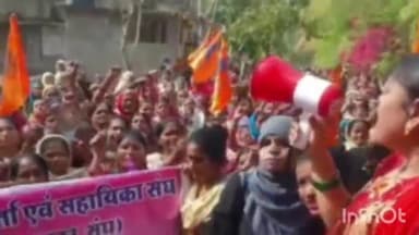 हुज़ूर: नीलम पार्क में आंगनबाड़ी कार्यकर्ताओं ने अपनी मांगों को लेकर दिया धरना