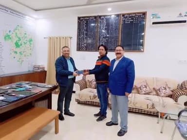 टीकमगढ़: एसपी कार्यालय में एसपी ने गुम हुए 100 मोबाइलों को साइबर सेल की मदद से खोज कर मोबाइल मालिकों के सुपुर्द किया