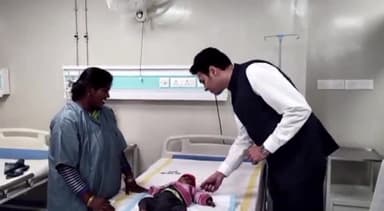 कटनी नगर: उद्योगपति मनीष गेई ने कटनी नगर की कुपोषित बच्ची को लिया गोद, हर संभव मदद का किया वादा