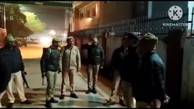 सैफई: क्षेत्राधिकारी नागेंद्र चौबे ने पुलिस टीम के साथ सैफई मेडिकल यूनिवर्सिटी क्षेत्र में किया पैदल फ्लैग मार्च