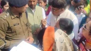 हुज़ूर: कांग्रेस विधायक पीसी शर्मा ने रोशनपुरा चौराहे पर रेप की बढ़ती घटनाओं को लेकर किया प्रदर्शन