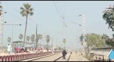 दरभंगा: विद्युत तार टूट जाने से दरभंगा रेलवे स्टेशन पर घंटों बाधित रहा दरभंगा समस्तीपुर रेल लाइन