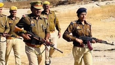 रॉबर्ट्सगंज: नक्सल प्रभावित रामपुर बरकोनिया में सदर क्षेत्राधिकारी चारु द्विवेदी ने पुलिस और पीएसी बल के साथ की कांबिंग